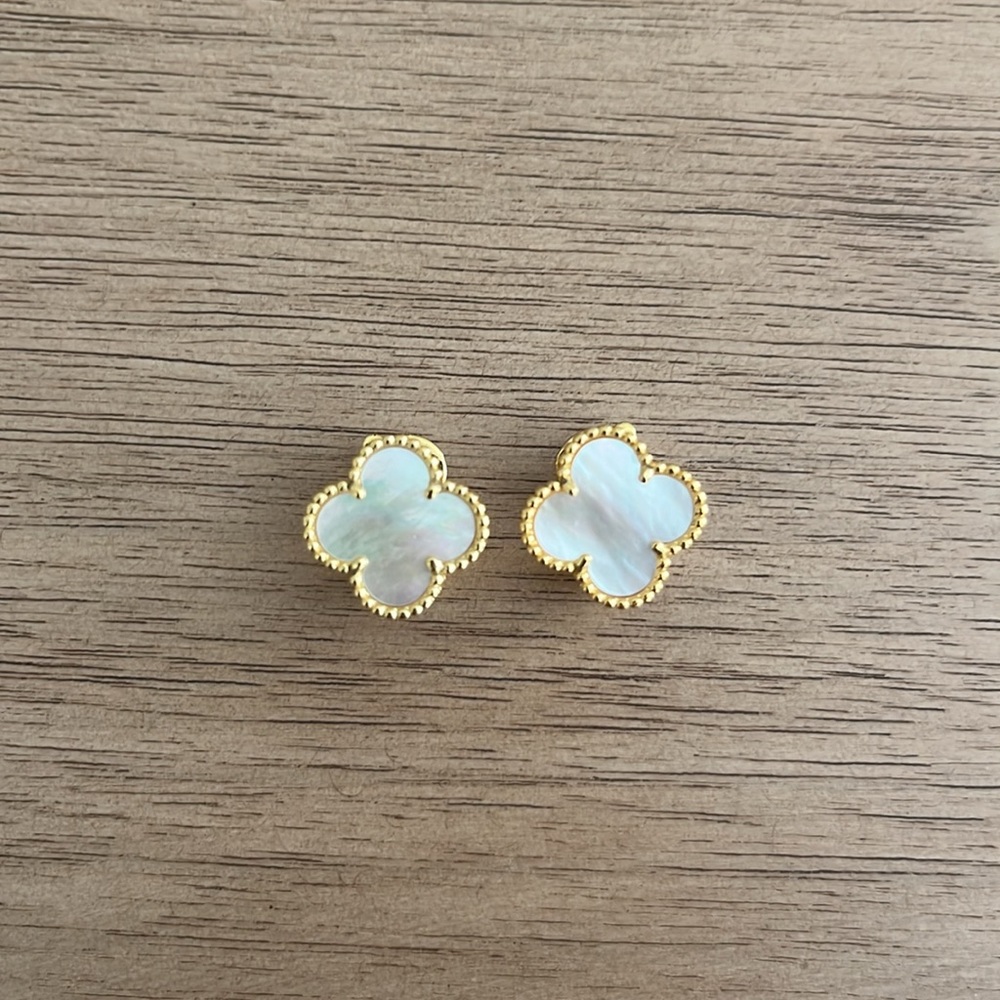 Clover studs